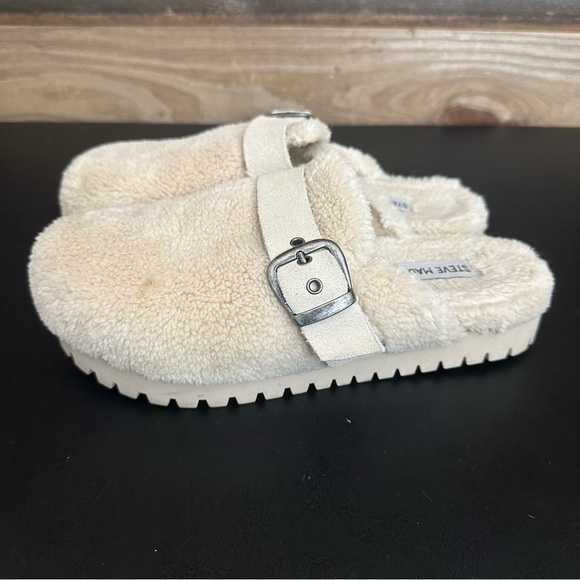 STEVE MADDEN Women’s Off White Nina Buckle Slip On Faux Fur Clogs Shoes 6.5 - Picture 3 of 11